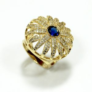 Anel folheado ouro 18k com Pedra Zircônia Azul e cravejado com micro zircônias